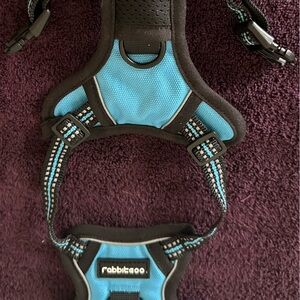 Rabbitgoo No pull dog harness. Adjustable straps. Quick release buckles.